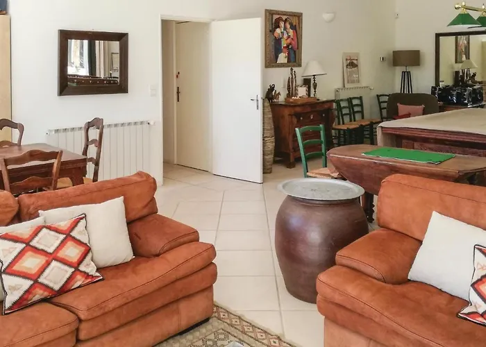 5 Bedroom In Azillanet